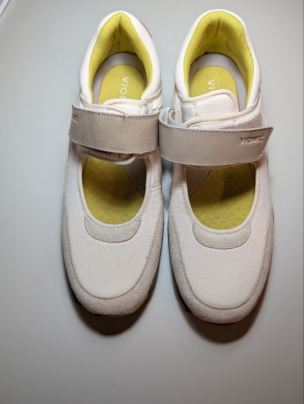 Vionic Woman's Giselle Size 11 White Mary Jane Sneakers with Yellow Insole